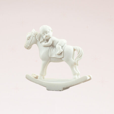 Figurine bébé sur un cheval à bascule