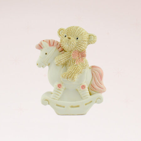 Figurine Ourson sur cheval à bascule rose
